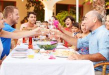 Los Hispanos Celebran El Verano Con Diversión, Comida Y Familia